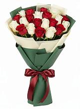 Букет Микс из красных и белых роз в Солнечногорске-7