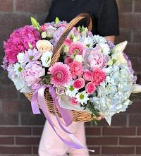 Цветочная композиция из Розы, Хризантемы, Пионы и Лизиантусы в корзине в Солнечногорске-7