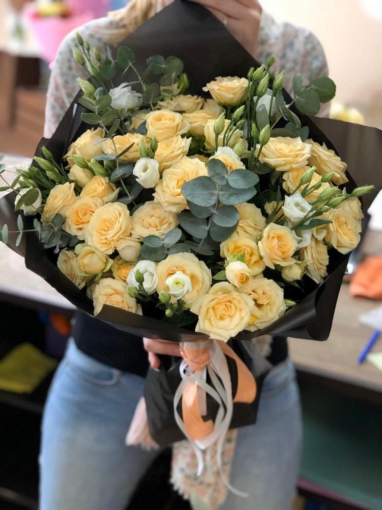 Букет цветов из: Розы и Лизиантусы в Солнечногорске-7