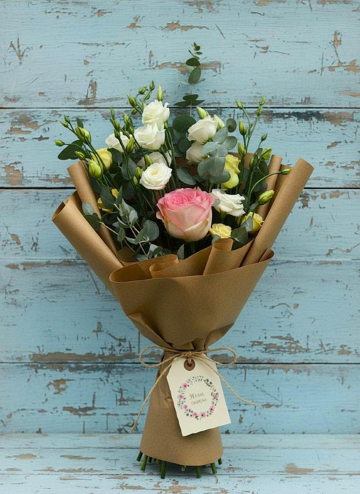 Букет цветов из: Розы и Лизиантусы в Солнечногорске-7