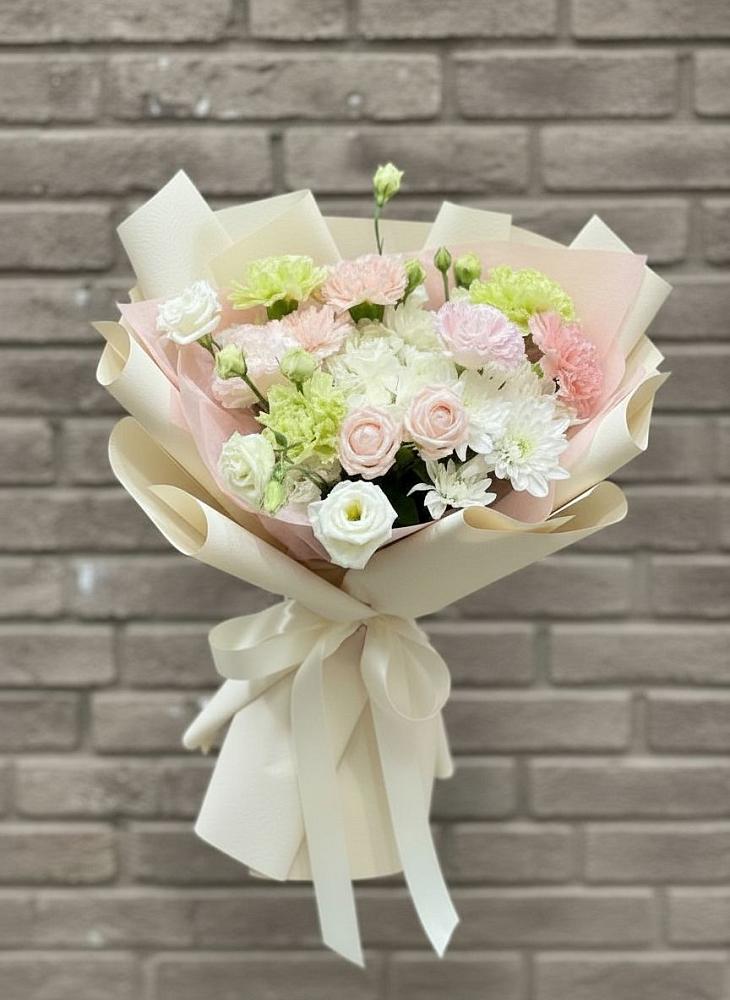 Букет цветов из: Гвоздики, Розы, Лизиантусы и Хризантемы в Солнечногорске-7