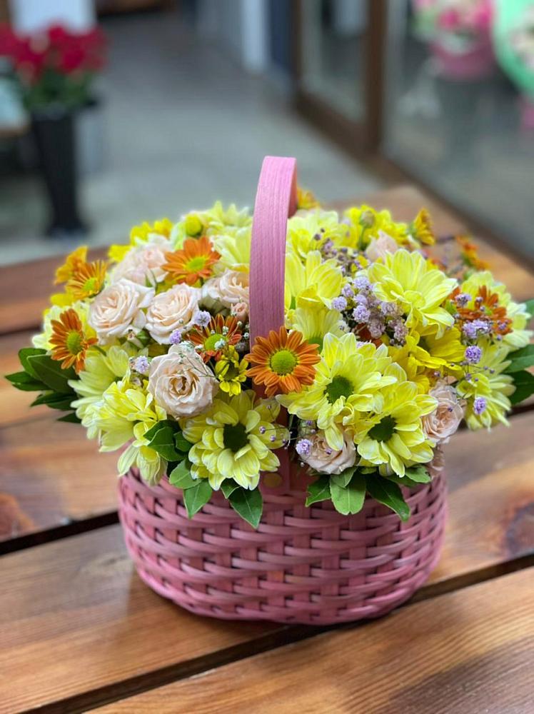 Цветочная композиция из Хризантемы и Розы в корзине в Солнечногорске-7