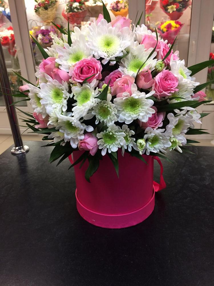 Цветочная композиция из Розы и Хризантемы в шляпной коробке в Солнечногорске-7