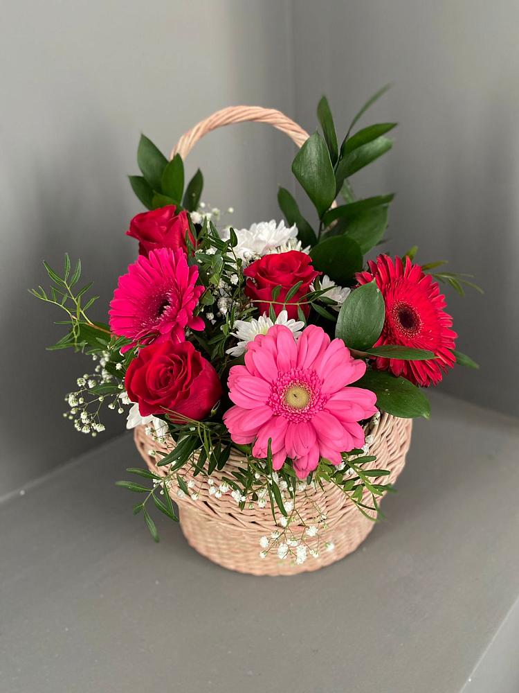 Цветочная композиция из Розы, Хризантемы и Герберы в корзине в Солнечногорске-7