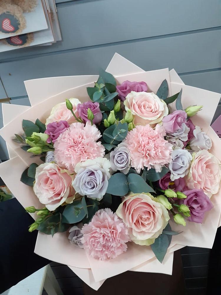 Букет цветов из: Розы, Гвоздики и Лизиантусы в Солнечногорске-7