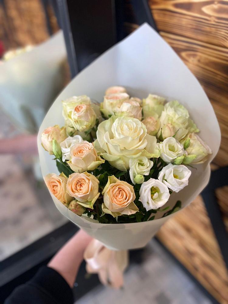 Букет цветов из: Розы и Лизиантусы в Солнечногорске-7